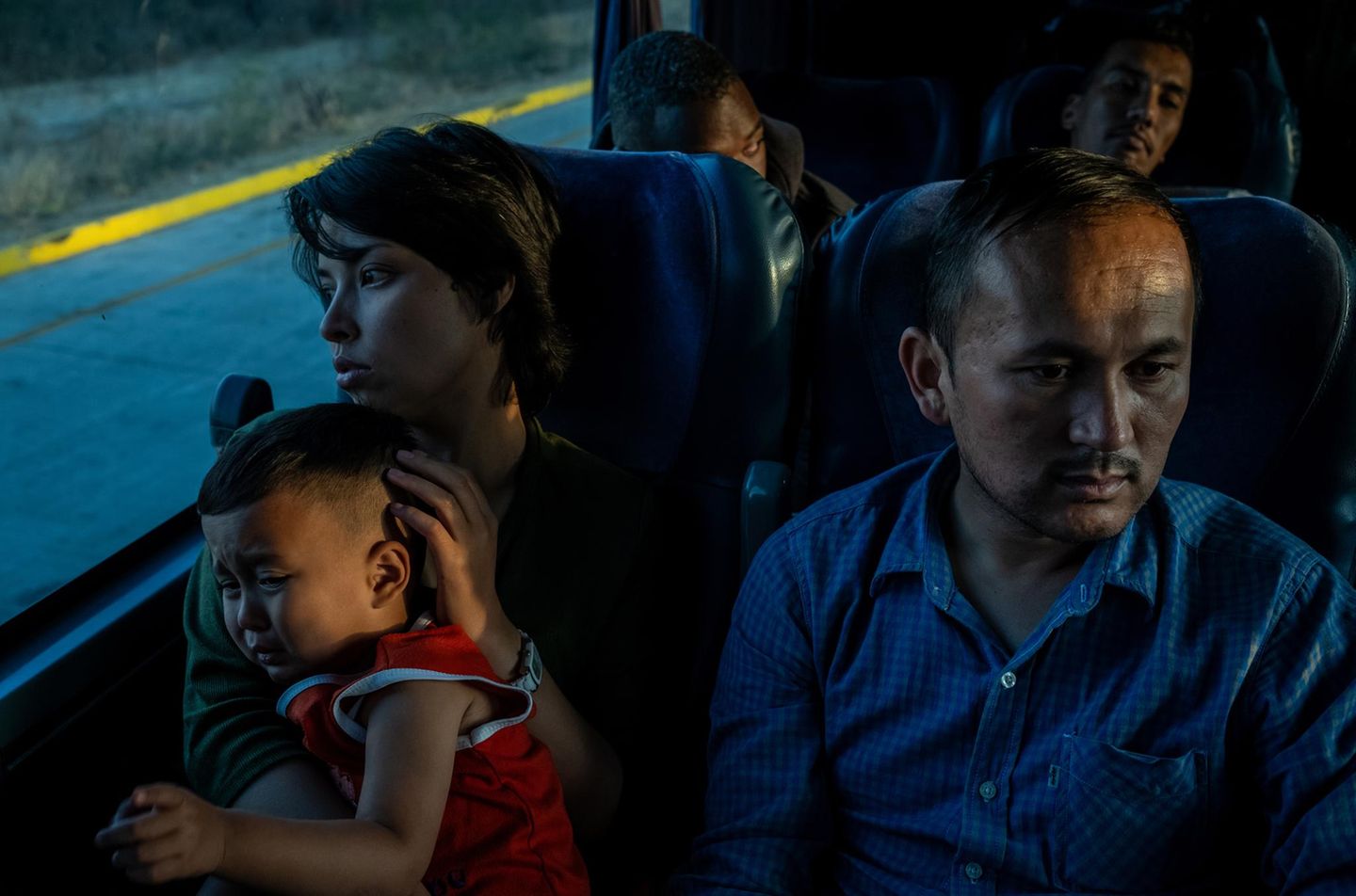 Ali, Taiba und ihr Sohn kommen aus Afghanistan und bestreiten die letzte Etappe ihrer Flucht: eine dreitätige Busfahrt von Mexiko-Stadt nach Tijuana. Von dort aus wollen sie die Grenze zu den USA überqueren