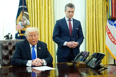 Donald Trump und Pete Hegseth im Oval Office