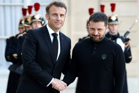 Macron (l.) begrüßt Selenskyj in Paris