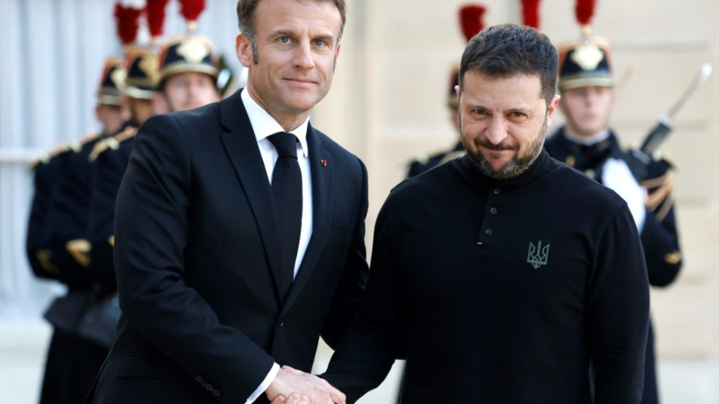 Macron (l.) begrüßt Selenskyj in Paris