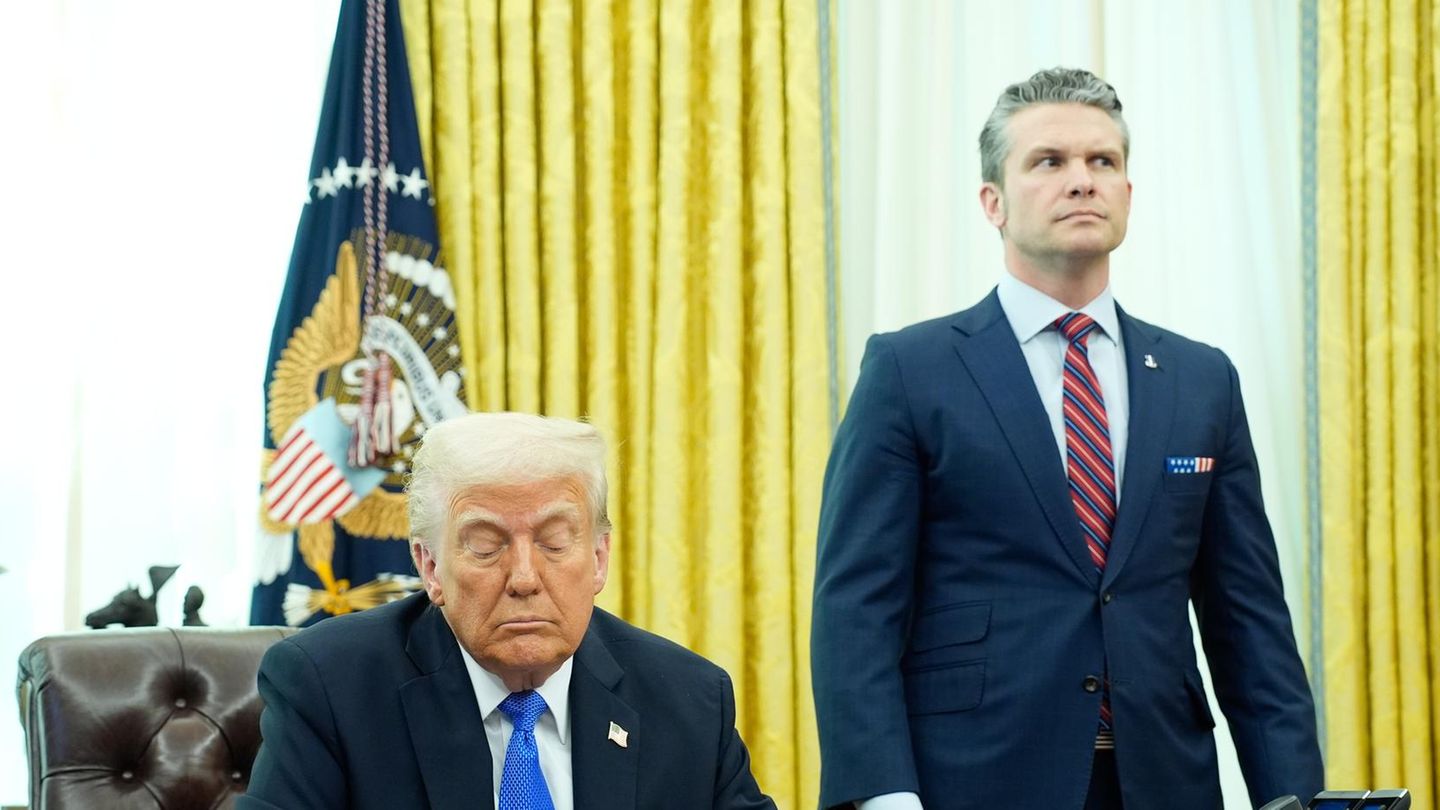 Es wird nicht ruhig um Donald Trumps Verteidigungsminister Pete Hegseth (links)