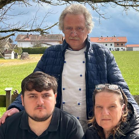 Keine Krankenversicherung: Familie S. im Garten, dahinter Feld