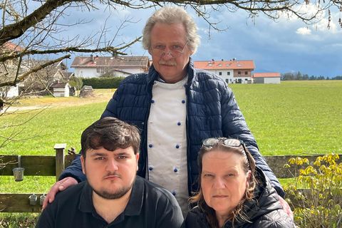 Keine Krankenversicherung: Familie S. im Garten, dahinter Feld