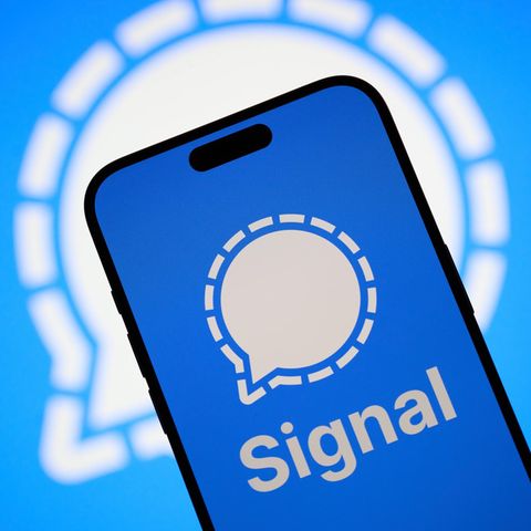 Donald Trumps Regierung in Erklärungsnot: Die App Signal vor einer US-Flagge