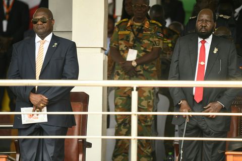 Riek Machar (L) und Salva Kiir (R) 2018