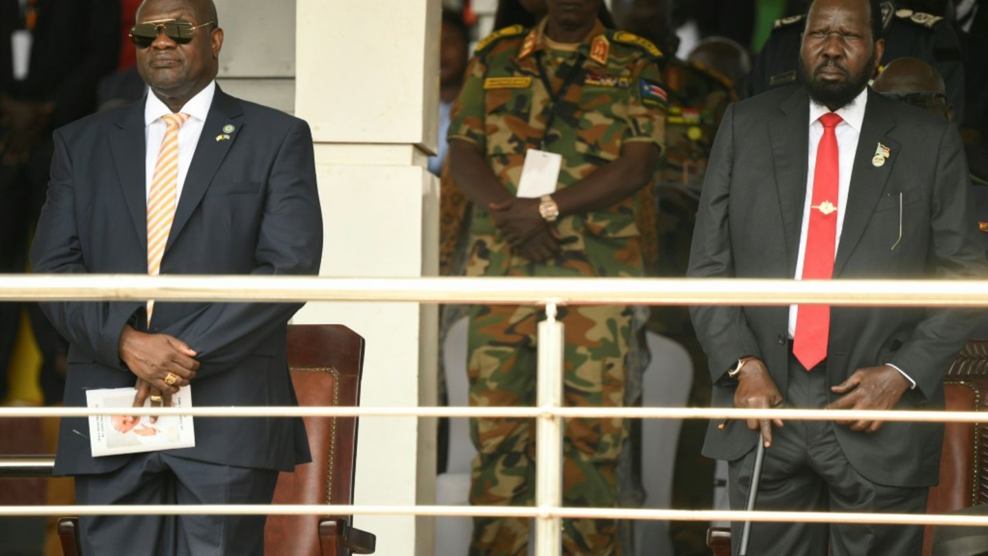 Riek Machar (L) und Salva Kiir (R) 2018