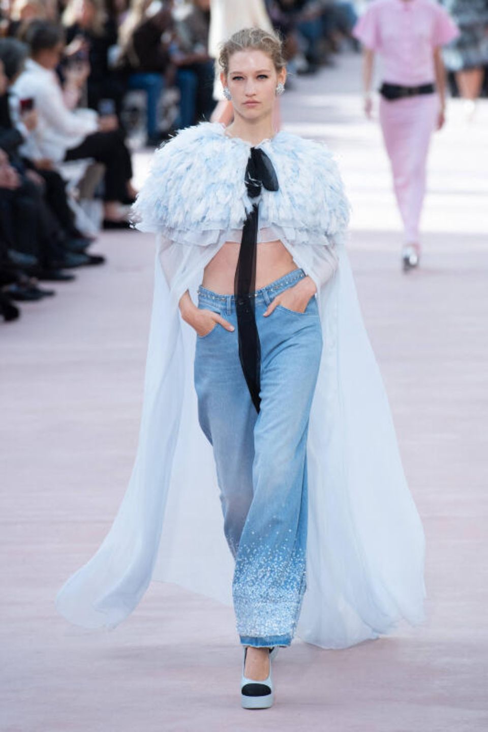 Chanel-Look mit Jeans und Schleierjacke