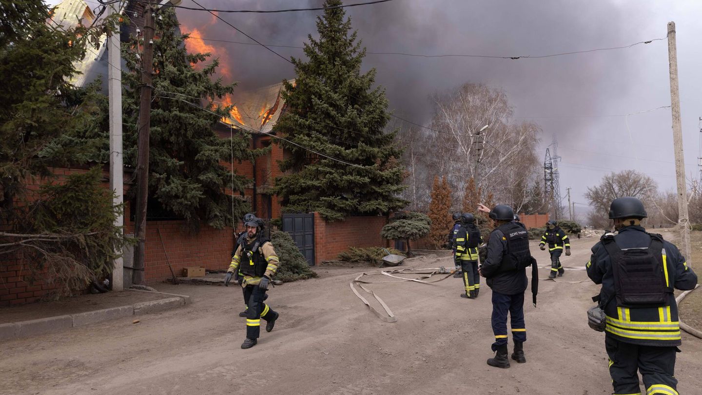 Feuerwehrleute im ukrainischen Kharkiw löschen Feuer nach einem russischen Angriff