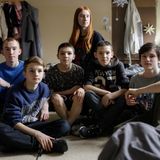 Polina posiert mit ihren fünf Brüdern für ein Foto