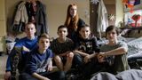 Polina posiert mit ihren fünf Brüdern für ein Foto
