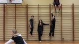Vier Jugendliche an der Sprossenwand der Turnhalle