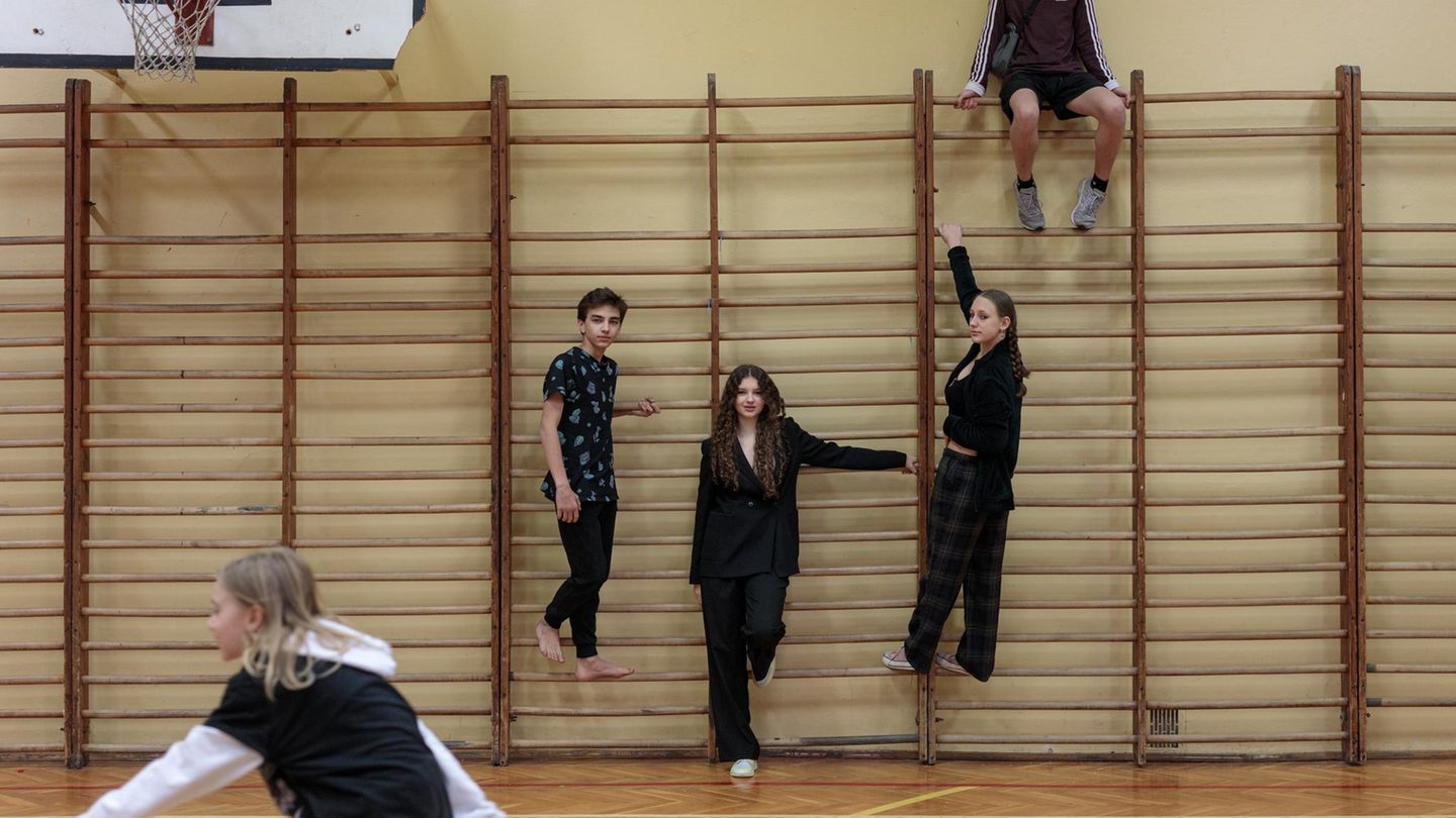 Vier Jugendliche an der Sprossenwand der Turnhalle