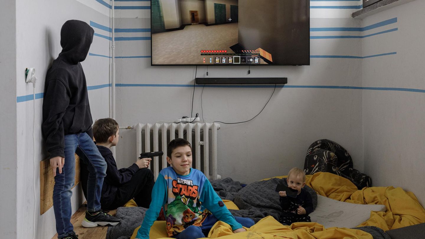 Jungs haben sich zum Computerspielen zusammengefunden