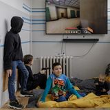 Jungs haben sich zum Computerspielen zusammengefunden