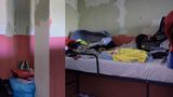 Ein Neugeborenes liegt in eine gelbe Decke eingewickelt auf einem Stockbett