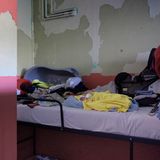 Ein Neugeborenes liegt in eine gelbe Decke eingewickelt auf einem Stockbett