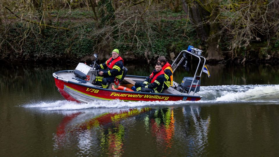 Ein Wasserpolizeiboot der Feuerwehr Weilburg, auf dem drei Helfer sitzen