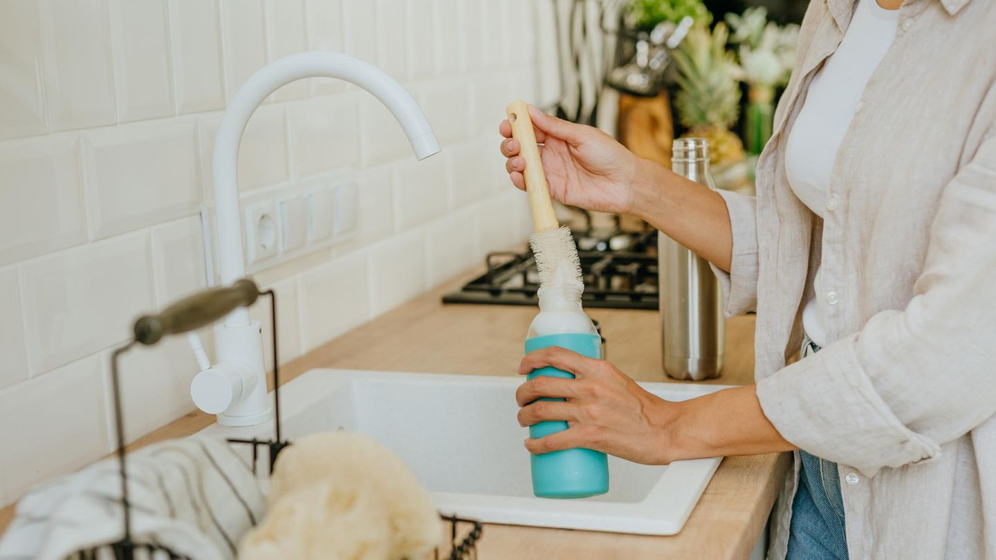 Keimfreies Trinken: Trinkflaschen richtig reinigen: So bleiben Geschmack und Hygiene erhalten
