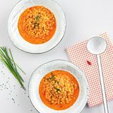 Chili con Pollo     Für 4 Portionen      ZUTATEN   800 g Hähnchenbrust, 1 rote Chilischote, 1 Knoblauchzehe, 2 Zwiebeln, 8 Strauchtomaten, 3 Zweige Thymian, 2 Zweige Rosmarin, 30 g Olivenöl, 70 g Tomatenmark, 100 g Gemüse- oder Geflügelbrühe, 1 TL Salz, 1 TL Zucker, 150 g Crème fraîche, 1 Dose Mais (Abtropfgewicht etwa 285 g), 1 Bund Schnittlauch     VORBEREITEN   Die Hähnchenbrust in 3 cm große Würfel schneiden, flach auf einer Platte auslegen und 45 Minuten anfrieren. Chilischote waschen und halbieren. Knoblauch und Zwiebeln abziehen, halbieren. Die Tomaten waschen, Stielansatz entfernen und vierteln. Kräuter abbrausen.      THERMOMIX   5 Chili (je nach gewünschter Schärfe mit oder ohne Kerne), Knoblauch und Zwiebeln in den Mixtopf geben – 3 Sekunden/Stufe 5 zerkleinern und umfüllen. Tomatenviertel in den Mixtopf geben – 6 Sekunden/Stufe 5 zerkleinern und umfüllen. Die angefrorene Hähnchenbrust in den Mixtopf geben – 10–12 Sekunden/Stufe 6 zerkleinern. Mit dem Spatel nach unten schieben. Olivenöl zugeben und ohne Messbecher 10 Minuten/120 °C/Stufe 1 anschwitzen. Die Zwiebel-KnoblauchChili-Mischung und die Kräuterzweige zugeben – 5 Minuten/120 °C/ Stufe 1 garen. Tomatenmark, Brühe, Tomaten, Salz, Zucker und Crème fraîche zugeben – 20 Minuten/100 °C/Linkslauf Rührstufe garen. Den Mais in einem Sieb abtropfen lassen und in den letzten 5 Minuten durch die Deckelöffnung mit zum Chili geben.      FERTIGSTELLEN   Den Schnittlauch waschen, trocknen und in feine Ringe schneiden. Das Chili con Pollo mit dem Schnittlauch bestreut servieren.