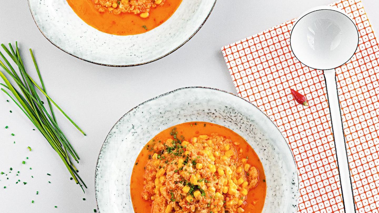 Kochen auf Knopfdruck: Chili con Pollo Für 4 Portionen ZUTATEN 800 g Hähnchenbrust, 1 rote Chilischote, 1 Knoblauchzehe, 2 Zwiebeln, 8 Strauchtomaten, 3 Zweige Thymian, 2 Zweige Rosmarin, 30 g Olivenöl, 70 g Tomatenmark, 100 g Gemüse- oder Geflügelbrühe, 1 TL Salz, 1 TL Zucker, 150 g Crème fraîche, 1 Dose Mais (Abtropfgewicht etwa 285 g), 1 Bund Schnittlauch VORBEREITEN Die Hähnchenbrust in 3 cm große Würfel schneiden, flach auf einer Platte auslegen und 45 Minuten anfrieren. Chilischote waschen und halbieren. Knoblauch und Zwiebeln abziehen, halbieren. Die Tomaten waschen, Stielansatz entfernen und vierteln. Kräuter abbrausen. THERMOMIX 5 Chili (je nach gewünschter Schärfe mit oder ohne Kerne), Knoblauch und Zwiebeln in den Mixtopf geben – 3 Sekunden/Stufe 5 zerkleinern und umfüllen. Tomatenviertel in den Mixtopf geben – 6 Sekunden/Stufe 5 zerkleinern und umfüllen. Die angefrorene Hähnchenbrust in den Mixtopf geben – 10–12 Sekunden/Stufe 6 zerkleinern. Mit dem Spatel nach unten schieben. Olivenöl zugeben und ohne Messbecher 10 Minuten/120 °C/Stufe 1 anschwitzen. Die Zwiebel-KnoblauchChili-Mischung und die Kräuterzweige zugeben – 5 Minuten/120 °C/ Stufe 1 garen. Tomatenmark, Brühe, Tomaten, Salz, Zucker und Crème fraîche zugeben – 20 Minuten/100 °C/Linkslauf Rührstufe garen. Den Mais in einem Sieb abtropfen lassen und in den letzten 5 Minuten durch die Deckelöffnung mit zum Chili geben. FERTIGSTELLEN Den Schnittlauch waschen, trocknen und in feine Ringe schneiden. Das Chili con Pollo mit dem Schnittlauch bestreut servieren. Chili con Pollo Für 4 Portionen ZUTATEN 800 g Hähnchenbrust, 1 rote Chilischote, 1 Knoblauchzehe, 2 Zwiebeln, 8 Strauchtomaten, 3 Zweige Thymian, 2 Zweige Rosmarin, 30 g Olivenöl, 70 g Tomatenmark, 100 g Gemüse- oder Geflügelbrühe, 1 TL Salz, 1 TL Zucker, 150 g Crème fraîche, 1 Dose Mais (Abtropfgewicht etwa 285 g), 1 Bund Schnittlauch VORBEREITEN Die Hähnchenbrust in 3 cm große Würfel schneiden, flach auf einer Platte auslegen und 45 Minuten anfrieren. Chilischote waschen und halbieren. Knoblauch und Zwiebeln abziehen, halbieren. Die Tomaten waschen, Stielansatz entfernen und vierteln. Kräuter abbrausen. THERMOMIX 5 Chili (je nach gewünschter Schärfe mit oder ohne Kerne), Knoblauch und Zwiebeln in den Mixtopf geben – 3 Sekunden/Stufe 5 zerkleinern und umfüllen. Tomatenviertel in den Mixtopf geben – 6 Sekunden/Stufe 5 zerkleinern und umfüllen. Die angefrorene Hähnchenbrust in den Mixtopf geben – 10–12 Sekunden/Stufe 6 zerkleinern. Mit dem Spatel nach unten schieben. Olivenöl zugeben und ohne Messbecher 10 Minuten/120 °C/Stufe 1 anschwitzen. Die Zwiebel-KnoblauchChili-Mischung und die Kräuterzweige zugeben – 5 Minuten/120 °C/ Stufe 1 garen. Tomatenmark, Brühe, Tomaten, Salz, Zucker und Crème fraîche zugeben – 20 Minuten/100 °C/Linkslauf Rührstufe garen. Den Mais in einem Sieb abtropfen lassen und in den letzten 5 Minuten durch die Deckelöffnung mit zum Chili geben. FERTIGSTELLEN Den Schnittlauch waschen, trocknen und in feine Ringe schneiden. Das Chili con Pollo mit dem Schnittlauch bestreut servieren.