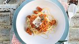 Vegetarische Bolognese     Für 4 Portionen   ZUTATEN   3 Möhren, 1 Zucchini, 1 Aubergine, 1 Zwiebel, 1 Knoblauchzehe, 2 Zweige Thymian, 6 Blätter Salbei, 30 g Olivenöl, 1 TL Salz, ¼ TL frisch gemahlener schwarzer Pfeffer, 1 TL Zucker,  50 g Tomatenmark, 50 g Gemüsebrühe, 400 g stückige Tomaten     VORBEREITEN   Möhren waschen, schälen und in 3 cm lange Stücke schneiden. Zucchini und Aubergine waschen, putzen, längs halbieren und in 3 cm lange Stücke schneiden. Zwiebel und Knoblauch abziehen und halbieren. Thymian und Salbei waschen und trocken schütteln.      THERMOMIX   5 Möhren in den Mixtopf geben – 10 Sekunden/Stufe 5 zerkleinern, mit dem Spatel nach unten schieben. Zucchini und Aubergine zugeben – 10 Sekunden/Stufe 5 zerkleinern und umfüllen. Zwiebel und Knoblauch in den Mixtopf geben – 3 Sekunden/Stufe 5 zerkleinern. Mit dem Spatel nach unten schieben. Olivenöl zugeben – 3 Minuten/120 °C/Stufe 2 anschwitzen. Möhren, Zucchini und Auberginen zufügen, mit Salz, Pfeffer und Zucker würzen. Thymian und Salbei zum Gemüse geben. 3 Minuten/120 °C/Linkslauf Stufe 1 anschwitzen. Tomatenmark, Gemüsebrühe und stückige Tomaten zufügen – 10 Minuten/100 °C/Linkslauf Stufe 1 kochen.      FERTIGSTELLEN   Bolognese mit Salz und Pfeffer abschmecken. Kräuterzweige vor dem Servieren entfernen. Mit der Lieblingspasta servieren.