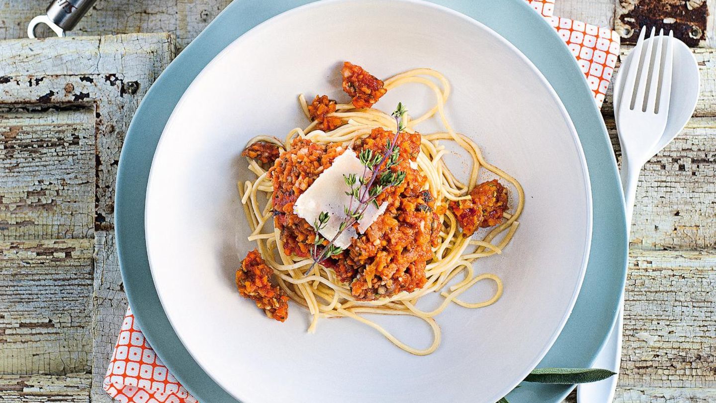 Kochen auf Knopfdruck: Vegetarische Bolognese Für 4 Portionen ZUTATEN 3 Möhren, 1 Zucchini, 1 Aubergine, 1 Zwiebel, 1 Knoblauchzehe, 2 Zweige Thymian, 6 Blätter Salbei, 30 g Olivenöl, 1 TL Salz, ¼ TL frisch gemahlener schwarzer Pfeffer, 1 TL Zucker, 50 g Tomatenmark, 50 g Gemüsebrühe, 400 g stückige Tomaten VORBEREITEN Möhren waschen, schälen und in 3 cm lange Stücke schneiden. Zucchini und Aubergine waschen, putzen, längs halbieren und in 3 cm lange Stücke schneiden. Zwiebel und Knoblauch abziehen und halbieren. Thymian und Salbei waschen und trocken schütteln. THERMOMIX 5 Möhren in den Mixtopf geben – 10 Sekunden/Stufe 5 zerkleinern, mit dem Spatel nach unten schieben. Zucchini und Aubergine zugeben – 10 Sekunden/Stufe 5 zerkleinern und umfüllen. Zwiebel und Knoblauch in den Mixtopf geben – 3 Sekunden/Stufe 5 zerkleinern. Mit dem Spatel nach unten schieben. Olivenöl zugeben – 3 Minuten/120 °C/Stufe 2 anschwitzen. Möhren, Zucchini und Auberginen zufügen, mit Salz, Pfeffer und Zucker würzen. Thymian und Salbei zum Gemüse geben. 3 Minuten/120 °C/Linkslauf Stufe 1 anschwitzen. Tomatenmark, Gemüsebrühe und stückige Tomaten zufügen – 10 Minuten/100 °C/Linkslauf Stufe 1 kochen. FERTIGSTELLEN Bolognese mit Salz und Pfeffer abschmecken. Kräuterzweige vor dem Servieren entfernen. Mit der Lieblingspasta servieren. Vegetarische Bolognese Für 4 Portionen ZUTATEN 3 Möhren, 1 Zucchini, 1 Aubergine, 1 Zwiebel, 1 Knoblauchzehe, 2 Zweige Thymian, 6 Blätter Salbei, 30 g Olivenöl, 1 TL Salz, ¼ TL frisch gemahlener schwarzer Pfeffer, 1 TL Zucker, 50 g Tomatenmark, 50 g Gemüsebrühe, 400 g stückige Tomaten VORBEREITEN Möhren waschen, schälen und in 3 cm lange Stücke schneiden. Zucchini und Aubergine waschen, putzen, längs halbieren und in 3 cm lange Stücke schneiden. Zwiebel und Knoblauch abziehen und halbieren. Thymian und Salbei waschen und trocken schütteln. THERMOMIX 5 Möhren in den Mixtopf geben – 10 Sekunden/Stufe 5 zerkleinern, mit dem Spatel nach unten schieben. Zucchini und Aubergine zugeben – 10 Sekunden/Stufe 5 zerkleinern und umfüllen. Zwiebel und Knoblauch in den Mixtopf geben – 3 Sekunden/Stufe 5 zerkleinern. Mit dem Spatel nach unten schieben. Olivenöl zugeben – 3 Minuten/120 °C/Stufe 2 anschwitzen. Möhren, Zucchini und Auberginen zufügen, mit Salz, Pfeffer und Zucker würzen. Thymian und Salbei zum Gemüse geben. 3 Minuten/120 °C/Linkslauf Stufe 1 anschwitzen. Tomatenmark, Gemüsebrühe und stückige Tomaten zufügen – 10 Minuten/100 °C/Linkslauf Stufe 1 kochen. FERTIGSTELLEN Bolognese mit Salz und Pfeffer abschmecken. Kräuterzweige vor dem Servieren entfernen. Mit der Lieblingspasta servieren.