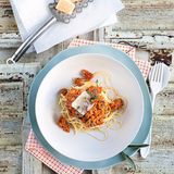 Vegetarische Bolognese     Für 4 Portionen   ZUTATEN   3 Möhren, 1 Zucchini, 1 Aubergine, 1 Zwiebel, 1 Knoblauchzehe, 2 Zweige Thymian, 6 Blätter Salbei, 30 g Olivenöl, 1 TL Salz, ¼ TL frisch gemahlener schwarzer Pfeffer, 1 TL Zucker,  50 g Tomatenmark, 50 g Gemüsebrühe, 400 g stückige Tomaten     VORBEREITEN   Möhren waschen, schälen und in 3 cm lange Stücke schneiden. Zucchini und Aubergine waschen, putzen, längs halbieren und in 3 cm lange Stücke schneiden. Zwiebel und Knoblauch abziehen und halbieren. Thymian und Salbei waschen und trocken schütteln.      THERMOMIX   5 Möhren in den Mixtopf geben – 10 Sekunden/Stufe 5 zerkleinern, mit dem Spatel nach unten schieben. Zucchini und Aubergine zugeben – 10 Sekunden/Stufe 5 zerkleinern und umfüllen. Zwiebel und Knoblauch in den Mixtopf geben – 3 Sekunden/Stufe 5 zerkleinern. Mit dem Spatel nach unten schieben. Olivenöl zugeben – 3 Minuten/120 °C/Stufe 2 anschwitzen. Möhren, Zucchini und Auberginen zufügen, mit Salz, Pfeffer und Zucker würzen. Thymian und Salbei zum Gemüse geben. 3 Minuten/120 °C/Linkslauf Stufe 1 anschwitzen. Tomatenmark, Gemüsebrühe und stückige Tomaten zufügen – 10 Minuten/100 °C/Linkslauf Stufe 1 kochen.      FERTIGSTELLEN   Bolognese mit Salz und Pfeffer abschmecken. Kräuterzweige vor dem Servieren entfernen. Mit der Lieblingspasta servieren.