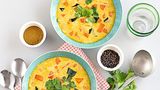 Gemüsecurry mit Tofu  Für 4 Portionen      ZUTATEN   2 Zwiebeln, 2 Süßkartoffeln, 2 Möhren, 200 g Tofu, 1 Zucchini, 30 g Olivenöl, 1–2 TL Currypaste, 500 g Gemüsebrühe, 200 g Kokosmilch, ½ TL Salz, ¼ TL frisch gemahlener schwarzer Pfeffer, Saft von ½ Limette, 1 Bund Koriander     VORBEREITEN   Zwiebeln abziehen und in dünne Spalten schneiden. Süßkartoffeln und Möhren waschen, schälen und in walnussgroße Würfel schneiden. Tofu in Würfel schneiden. Zucchini waschen, längs vierteln und in 2 cm lange Stücke schneiden.      THERMOMIX  Olivenöl, Zwiebeln und Currypaste in den Mixtopf geben – 3 Minuten/120 °C/Stufe 1 anschwitzen. Süßkartoffeln und Möhren zugeben, mit Gemüsebrühe und Kokosmilch angießen – 10 Minuten/ 100 °C/Linkslauf Stufe 1 garen. Tofu und Zucchini zugeben, mit Salz, Pfeffer und Limettensaft würzen – 5 Minuten/95 °C/Linkslauf Stufe 1 fertig garen.      FERTIGSTELLEN   Koriander waschen, trocken schütteln, die Blätter von den Stielen zupfen und zum Curry geben.      TIPP   Currypasten sind unterschiedlich und zum Teil sehr scharf. Bitte vorsichtig dosieren. Besser nach und nach zugeben, dann kann man die Schärfe gut bestimmen.