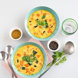 Gemüsecurry mit Tofu  Für 4 Portionen      ZUTATEN   2 Zwiebeln, 2 Süßkartoffeln, 2 Möhren, 200 g Tofu, 1 Zucchini, 30 g Olivenöl, 1–2 TL Currypaste, 500 g Gemüsebrühe, 200 g Kokosmilch, ½ TL Salz, ¼ TL frisch gemahlener schwarzer Pfeffer, Saft von ½ Limette, 1 Bund Koriander     VORBEREITEN   Zwiebeln abziehen und in dünne Spalten schneiden. Süßkartoffeln und Möhren waschen, schälen und in walnussgroße Würfel schneiden. Tofu in Würfel schneiden. Zucchini waschen, längs vierteln und in 2 cm lange Stücke schneiden.      THERMOMIX  Olivenöl, Zwiebeln und Currypaste in den Mixtopf geben – 3 Minuten/120 °C/Stufe 1 anschwitzen. Süßkartoffeln und Möhren zugeben, mit Gemüsebrühe und Kokosmilch angießen – 10 Minuten/ 100 °C/Linkslauf Stufe 1 garen. Tofu und Zucchini zugeben, mit Salz, Pfeffer und Limettensaft würzen – 5 Minuten/95 °C/Linkslauf Stufe 1 fertig garen.      FERTIGSTELLEN   Koriander waschen, trocken schütteln, die Blätter von den Stielen zupfen und zum Curry geben.      TIPP   Currypasten sind unterschiedlich und zum Teil sehr scharf. Bitte vorsichtig dosieren. Besser nach und nach zugeben, dann kann man die Schärfe gut bestimmen.