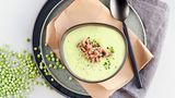 Erbsensuppe mit Krabben  Für 4 Portionen      ZUTATEN   1 Zwiebel, 1 Bund Schnittlauch, 30 g Butter, 500 g TK-Erbsen, 150 g flüssige Sahne, ½ TL Salz, ¼ TL frisch gemahlener schwarzer Pfeffer, 200 g Nordseekrabben, gepult, Saft von ½ Zitrone, 2 EL Olivenöl, Salz, frisch gemahlener schwarzer Pfeffer     VORBEREITEN   Zwiebel abziehen und halbieren. Schnittlauch in feine Röllchen schneiden.      THERMOMIX  Zwiebel in den Mixtopf geben – 3 Sekunden/Stufe 5 zerkleinern. Mit dem Spatel nach unten schieben. Butter zugeben – 2 Minuten/120 °C/Stufe 1 anschwitzen. Erbsen, Sahne, Salz, Pfeffer und 900 g Wasser zugeben – 15 Minuten/Varoma/Stufe 1 ohne Messbecher garen. Inzwischen Krabben mit dem Schnittlauch, Zitronensaft, Olivenöl, etwas Salz und Pfeffer in einer Schüssel mischen. Messbecher einsetzen und die Suppe 20 Sekunden/Stufe 5–9 schrittweise ansteigend pürieren. Suppe mit Salz und Pfeffer abschmecken.      FERTIGSTELLEN   Suppe in Suppenschalen anrichten. Die Krabben auf der Suppe verteilen und heiß servieren.