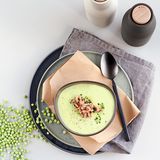 Erbsensuppe mit Krabben  Für 4 Portionen      ZUTATEN   1 Zwiebel, 1 Bund Schnittlauch, 30 g Butter, 500 g TK-Erbsen, 150 g flüssige Sahne, ½ TL Salz, ¼ TL frisch gemahlener schwarzer Pfeffer, 200 g Nordseekrabben, gepult, Saft von ½ Zitrone, 2 EL Olivenöl, Salz, frisch gemahlener schwarzer Pfeffer     VORBEREITEN   Zwiebel abziehen und halbieren. Schnittlauch in feine Röllchen schneiden.      THERMOMIX  Zwiebel in den Mixtopf geben – 3 Sekunden/Stufe 5 zerkleinern. Mit dem Spatel nach unten schieben. Butter zugeben – 2 Minuten/120 °C/Stufe 1 anschwitzen. Erbsen, Sahne, Salz, Pfeffer und 900 g Wasser zugeben – 15 Minuten/Varoma/Stufe 1 ohne Messbecher garen. Inzwischen Krabben mit dem Schnittlauch, Zitronensaft, Olivenöl, etwas Salz und Pfeffer in einer Schüssel mischen. Messbecher einsetzen und die Suppe 20 Sekunden/Stufe 5–9 schrittweise ansteigend pürieren. Suppe mit Salz und Pfeffer abschmecken.      FERTIGSTELLEN   Suppe in Suppenschalen anrichten. Die Krabben auf der Suppe verteilen und heiß servieren.