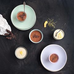 Schokoladencreme     Für 4 Portionen      ZUTATEN   50 g Zartbitterschokolade, 400 g Milch, 100 g flüssige Sahne, 1 Eigelb, 1 Prise Salz, 25–40 g Zucker nach Geschmack, 20 g Speisestärke, 10 g Kakaopulver     THERMOMIX  Zartbitterschokolade in den Mixtopf geben – 8 Sekunden/Stufe 6 zerkleinern. Milch, Sahne, Eigelb, Salz, Zucker, Speisestärke und Kakaopulver zugeben – 7 Minuten/90 °C/Linkslauf Stufe 3 aufkochen. Schokoladencreme in Dessertgläser oder eine Schüssel umfüllen und abkühlen lassen. TIPP Je nach Geschmack Schokolade mit einem Kakaoanteil von 70–85 % wählen. Die Sahne macht die Schokoladencreme noch feiner. Mit gehobelter Schokolade bestreuen.