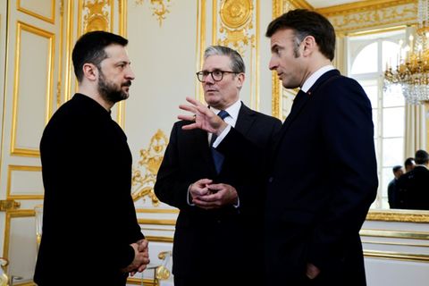 Selenskyj (von links), Starmer und Macron in Paris