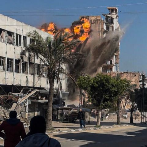 Ein Haus explodiert bei einem Raketenangriff auf Gaza-Stadt