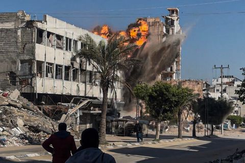 Ein Haus explodiert bei einem Raketenangriff auf Gaza-Stadt