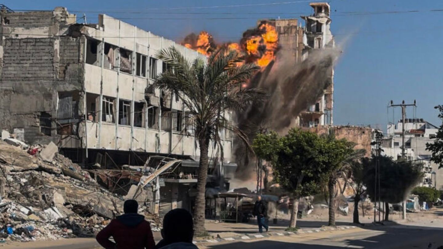 Ein Haus explodiert bei einem Raketenangriff auf Gaza-Stadt Ein Haus explodiert bei einem Raketenangriff auf Gaza-Stadt