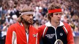 Björn Borg und John McEnroe in Wimbledon mit Schweißbändern und roten Jacken