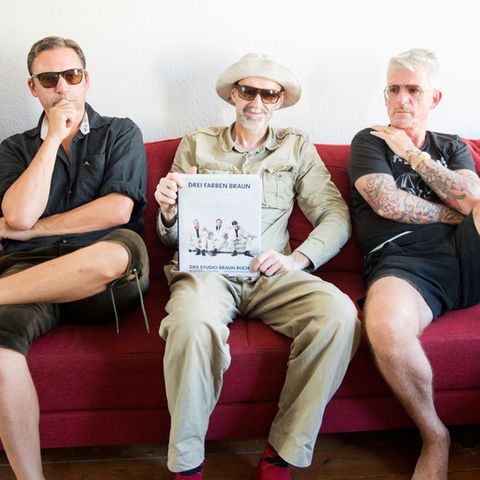 Humor-Trio Studio Braun posieren mit ihrem Buch "Drei Farben Braun"