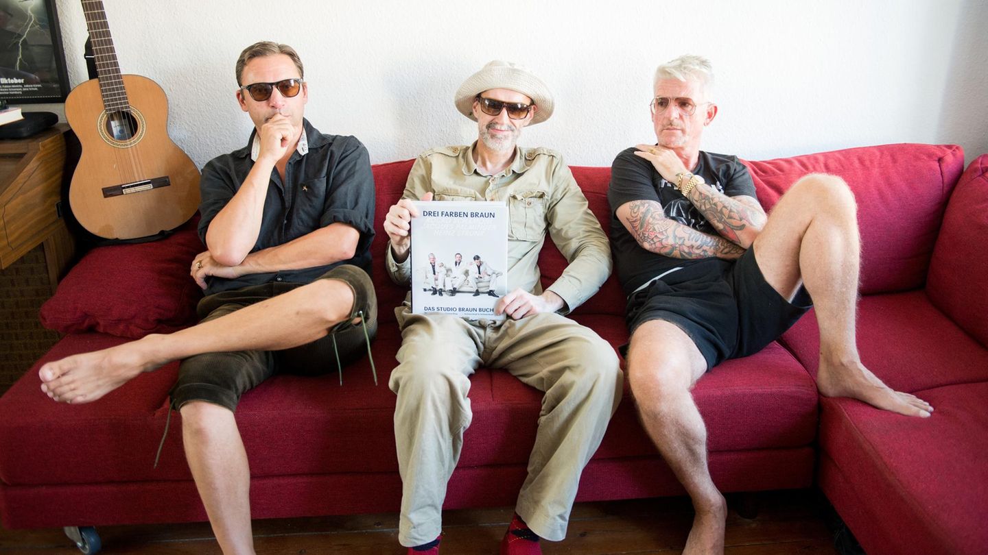 Humor-Trio Studio Braun posieren mit ihrem Buch "Drei Farben Braun" Humor-Trio Studio Braun posieren mit ihrem Buch "Drei Farben Braun"