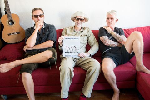 Humor-Trio Studio Braun posieren mit ihrem Buch "Drei Farben Braun"