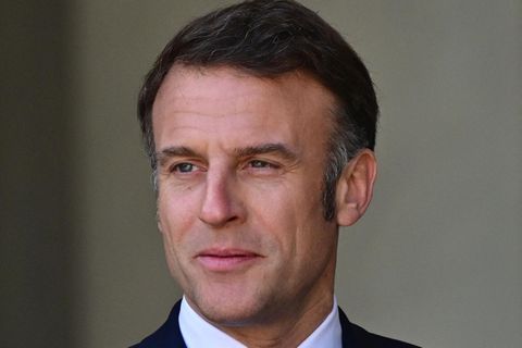 Emmanuel Macron folgte dem Aufruf der Mutter, gratulierte und bot dem jungen Mann ein Praktikum im Elysée-Palast an