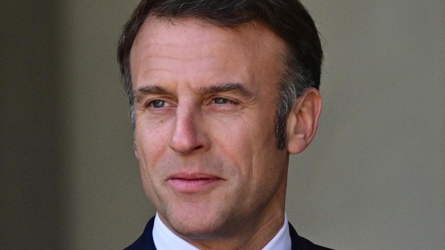 Emmanuel Macron folgte dem Aufruf der Mutter, gratulierte und bot dem jungen Mann ein Praktikum im Elysée-Palast an