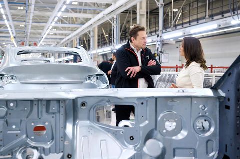 Tesla-Chef Elon Musk 2023 mit der damaligen Präsidentin Ungarns Katalin Novak in der Gigafactory Texas