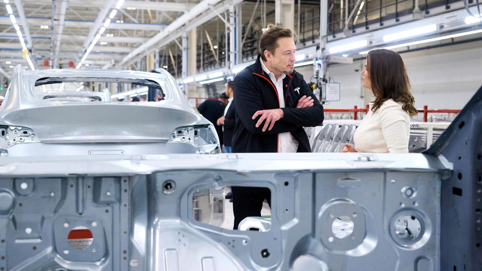 Tesla-Chef Elon Musk 2023 mit der damaligen Präsidentin Ungarns Katalin Novak in der Gigafactory Texas