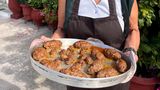 Frikadellen à la Warwara     "Ein guter Keftedes braucht Liebe und Zeit", sagt Warwara und knetet das Fleisch mit kräftigen Händen. "Die Männer glauben, das Geheimnis läge im Fleisch oder in den Gewürzen. Aber wir Frauen wissen es besser. Das Geheimnis liegt im Brot, das man einweicht, und in der Geduld, mit der man die Mischung ruhen lässt. Meine Mutter hat mir beigebracht, immer eine Prise Zimt hinzuzufügen – das verrät man aber nur den eigenen Töchtern oder den Frauen, die es verdient haben."     Zutaten:500 g gemischtes Hackfleisch (Rind und Lamm)1 große Zwiebel, sehr fein gehackt2 Knoblauchzehen, fein gehackt2 Scheiben altbackenes Weißbrot, ohne Rinde100 ml Milch1 Ei2 EL frische Minze, fein gehackt1 EL frische Petersilie, fein gehackt1 TL getrockneter Oregano1 TL Salz½ TL schwarzer Pfeffer¼ TL ZimtOlivenöl zum BratenMehl zum Bestäuben  1 Zitrone zum Servieren     Zubereitung:Das Brot in eine Schüssel geben und mit der Milch übergießen. 10 Minuten einweichen lassen, bis es die Flüssigkeit aufgesogen hat.Das eingeweichte Brot mit den Händen ausdrücken und zerbröseln. Mit dem Hackfleisch, der gehackten Zwiebel, Knoblauch, Ei, Minze, Petersilie, Oregano, Salz, Pfeffer und Zimt in einer großen Schüssel gründlich vermengen.Die Mischung mit den Händen mindestens 5 Minuten gut durchkneten, bis sie geschmeidig wird. Dann abdecken und für mindestens 2 Stunden, besser über Nacht, im Kühlschrank ruhen lassen.Die Fleischmasse aus dem Kühlschrank nehmen und mit angefeuchteten Händen walnussgroße Kugeln formen. Diese leicht flach drücken und in Mehl wenden.In einer großen Pfanne reichlich Olivenöl erhitzen. Die Frikadellen von beiden Seiten goldbraun braten (etwa 3-4 Minuten pro Seite).Auf Küchenpapier abtropfen lassen und warm servieren, mit Zitronenspalten garniert.