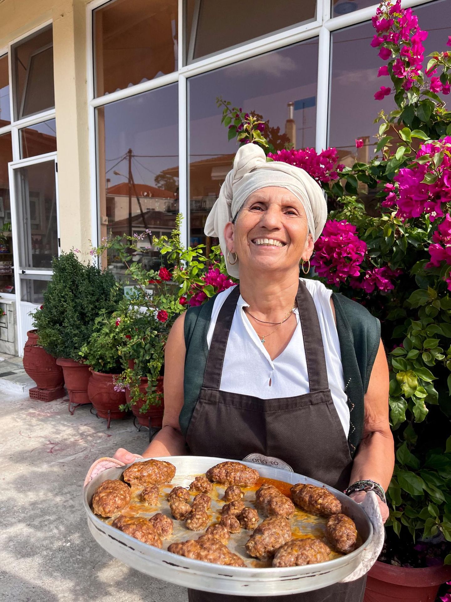 Frikadellen à la Warwara     "Ein guter Keftedes braucht Liebe und Zeit", sagt Warwara und knetet das Fleisch mit kräftigen Händen. "Die Männer glauben, das Geheimnis läge im Fleisch oder in den Gewürzen. Aber wir Frauen wissen es besser. Das Geheimnis liegt im Brot, das man einweicht, und in der Geduld, mit der man die Mischung ruhen lässt. Meine Mutter hat mir beigebracht, immer eine Prise Zimt hinzuzufügen – das verrät man aber nur den eigenen Töchtern oder den Frauen, die es verdient haben."     Zutaten:500 g gemischtes Hackfleisch (Rind und Lamm)1 große Zwiebel, sehr fein gehackt2 Knoblauchzehen, fein gehackt2 Scheiben altbackenes Weißbrot, ohne Rinde100 ml Milch1 Ei2 EL frische Minze, fein gehackt1 EL frische Petersilie, fein gehackt1 TL getrockneter Oregano1 TL Salz½ TL schwarzer Pfeffer¼ TL ZimtOlivenöl zum BratenMehl zum Bestäuben  1 Zitrone zum Servieren     Zubereitung:Das Brot in eine Schüssel geben und mit der Milch übergießen. 10 Minuten einweichen lassen, bis es die Flüssigkeit aufgesogen hat.Das eingeweichte Brot mit den Händen ausdrücken und zerbröseln. Mit dem Hackfleisch, der gehackten Zwiebel, Knoblauch, Ei, Minze, Petersilie, Oregano, Salz, Pfeffer und Zimt in einer großen Schüssel gründlich vermengen.Die Mischung mit den Händen mindestens 5 Minuten gut durchkneten, bis sie geschmeidig wird. Dann abdecken und für mindestens 2 Stunden, besser über Nacht, im Kühlschrank ruhen lassen.Die Fleischmasse aus dem Kühlschrank nehmen und mit angefeuchteten Händen walnussgroße Kugeln formen. Diese leicht flach drücken und in Mehl wenden.In einer großen Pfanne reichlich Olivenöl erhitzen. Die Frikadellen von beiden Seiten goldbraun braten (etwa 3-4 Minuten pro Seite).Auf Küchenpapier abtropfen lassen und warm servieren, mit Zitronenspalten garniert.