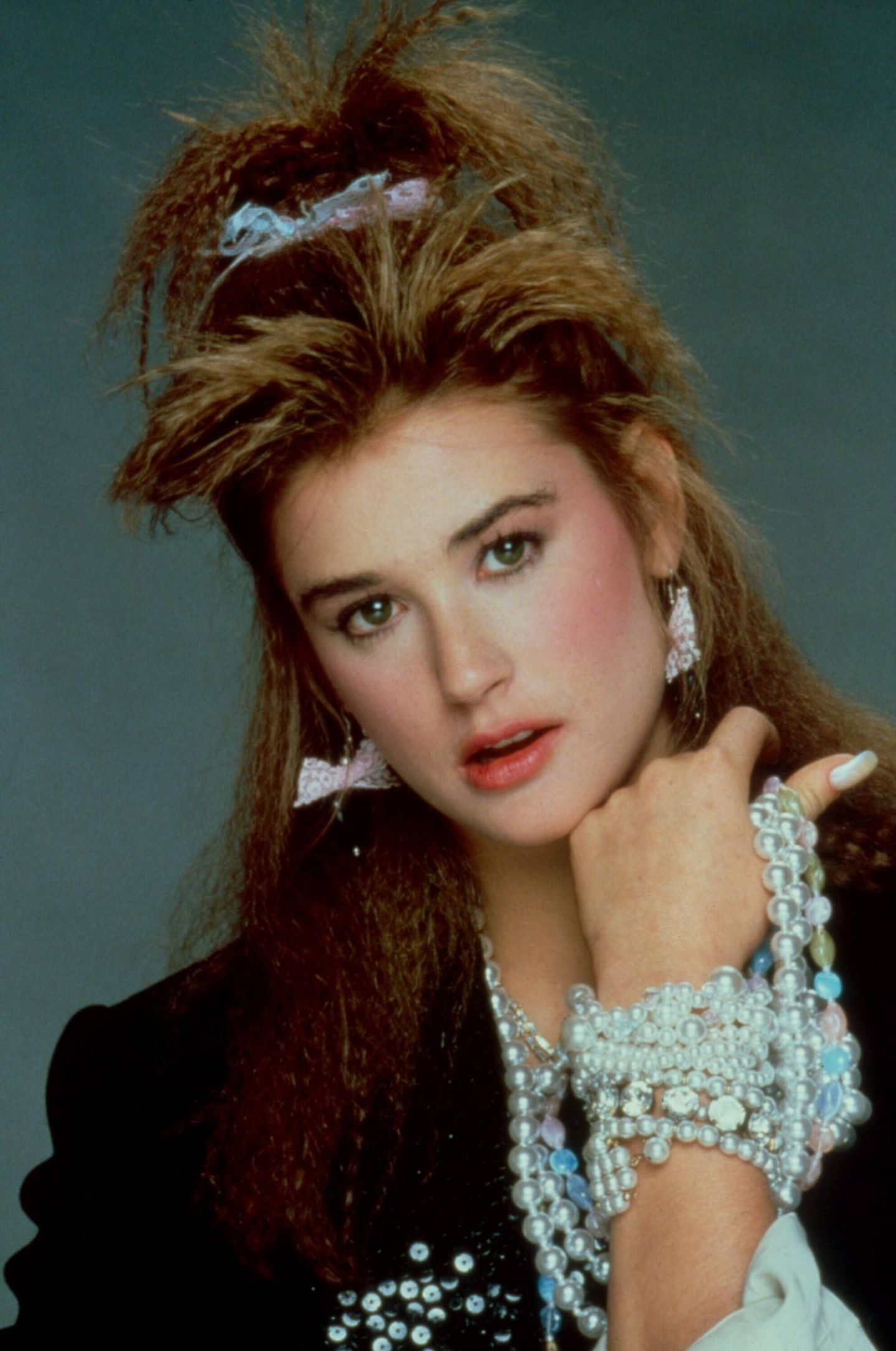 Schauspielerin Demi Moore mit Haargummi und gekreppter Vokuhila-Frisur