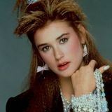 Schauspielerin Demi Moore mit Haargummi und gekreppter Vokuhila-Frisur