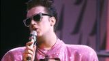 Boy George mit pinkem Glitzer-Sakko und Schulterpolstern