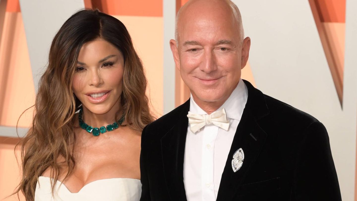 Jeff Bezos im Smoking mit Lauren Sanchez im weißen Abendkleid